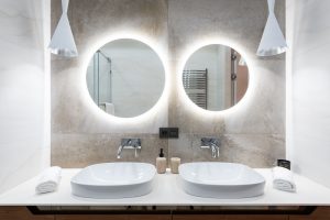 Ослепительное зеркало с подсветкой: идеальное решение для вашей ванной комнаты