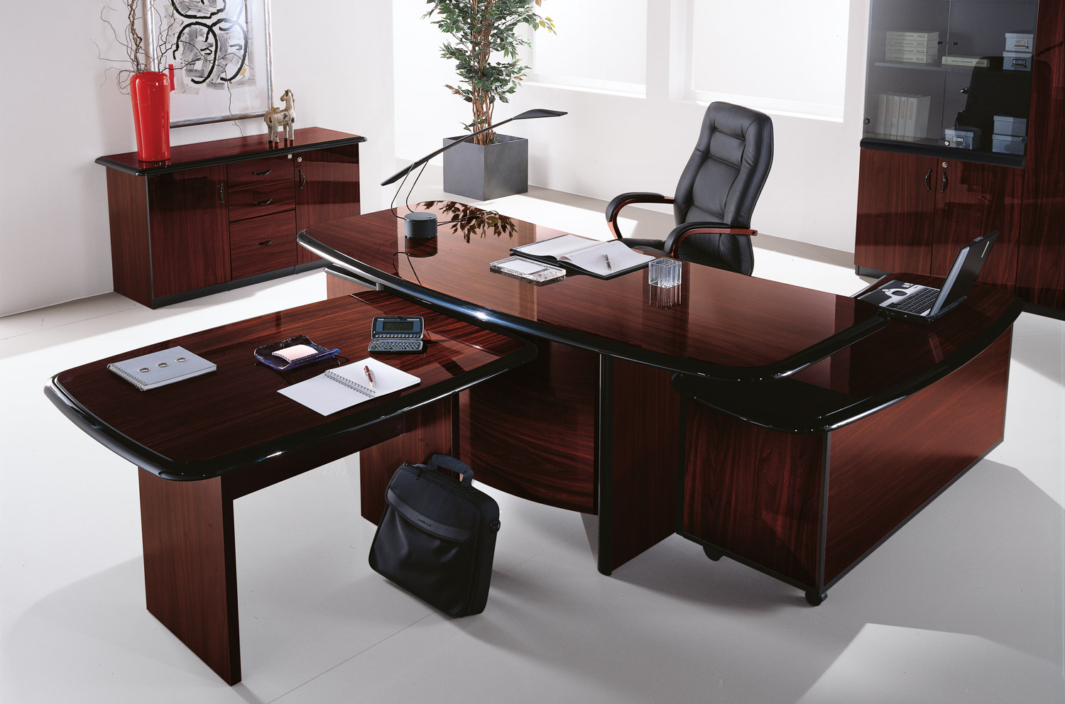 Как выбрать идеальную мебель для руководителя: комфорт и стиль в офисе